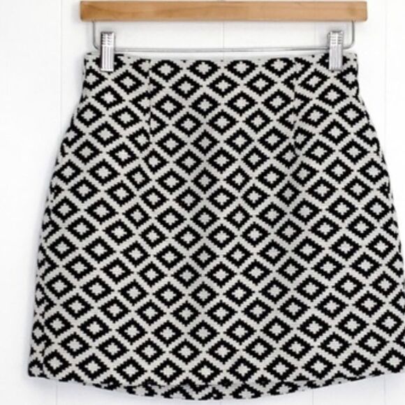 ✨ Zara Skirt Black White Ikat Diamond Print Mini✨ - Picture 4 of 6